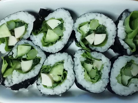 緑の野菜の巻き寿司